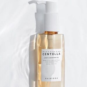 Madagascar Centella Light Cleansing Oil